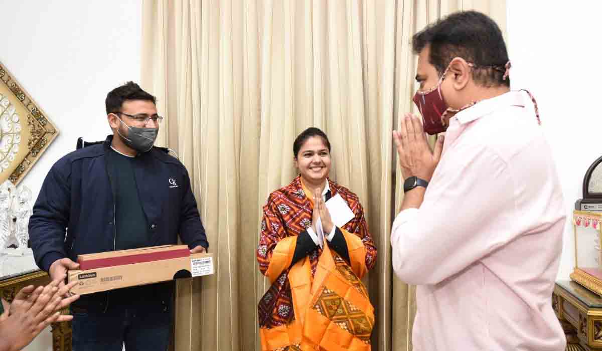 గొప్ప మ‌న‌సు చాటుకున్న కేటీఆర్.. చెస్ చాంపియ‌న్ మ‌లిక‌కు రూ. 15 ల‌క్ష‌ల ఆర్థిక సాయం