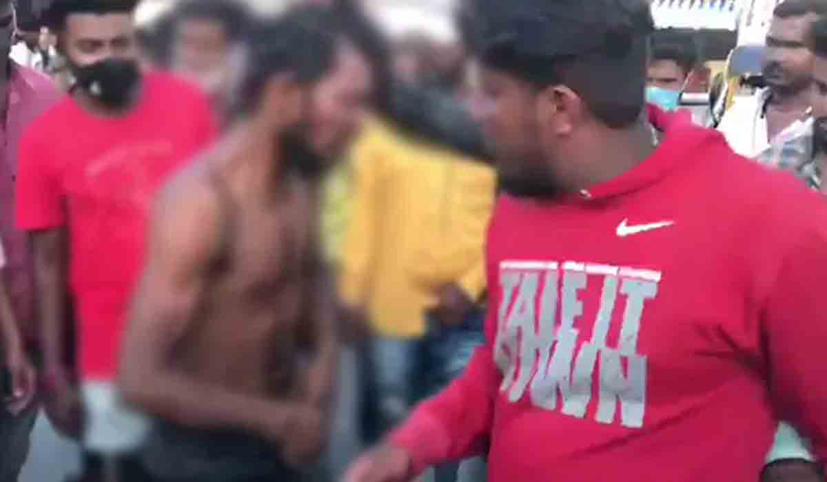 పురుషుడిని ప‌ట్ట‌ప‌గ‌లే న‌డిరోడ్డుపై న‌గ్నంగా ఊరేగించారు..