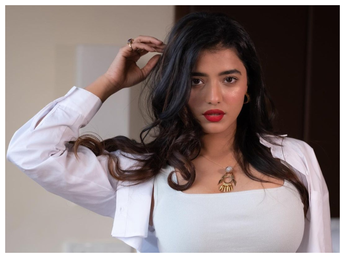 Ketika Sharma | వైట్‌ డ్రెస్‌లో కైపెక్కిస్తున్న కేతిక శ‌ర్మ‌..