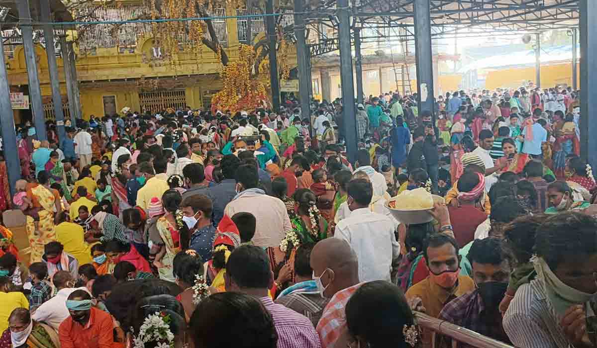 కొమురవెల్లి మల్లన్న ఆలయానికి పోటెత్తిన భక్తులు