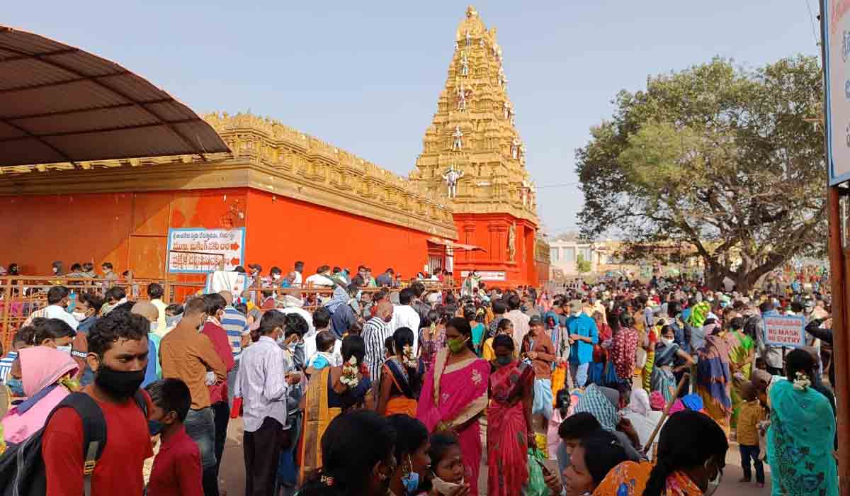 కొండగట్టు అంజన్న ఆలయానికి పోటెత్తిన భక్తులు