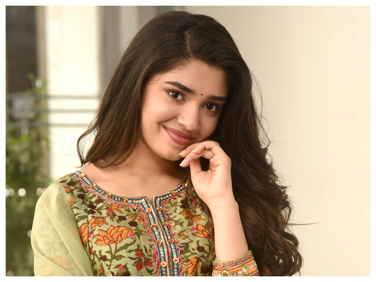 Krithi Shetty | క్యూట్ లుక్‌లో కృతి అదిరిపోయే ఫొటో షూట్..