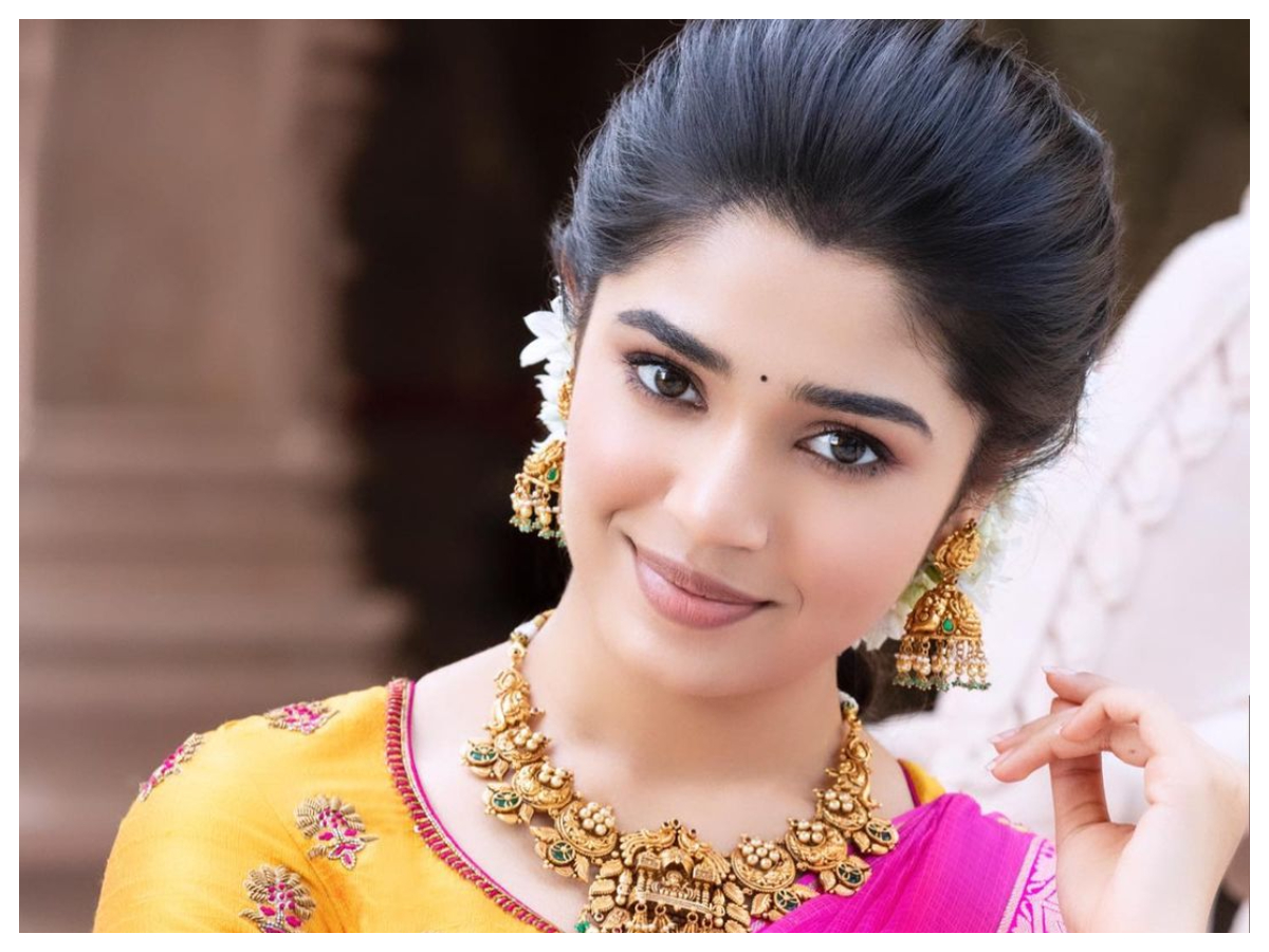 Krithi Shetty | పింక్‌ కలర్‌ లంగా ఓణీలో కైపెక్కిస్తున్న కృతి శెట్టి..