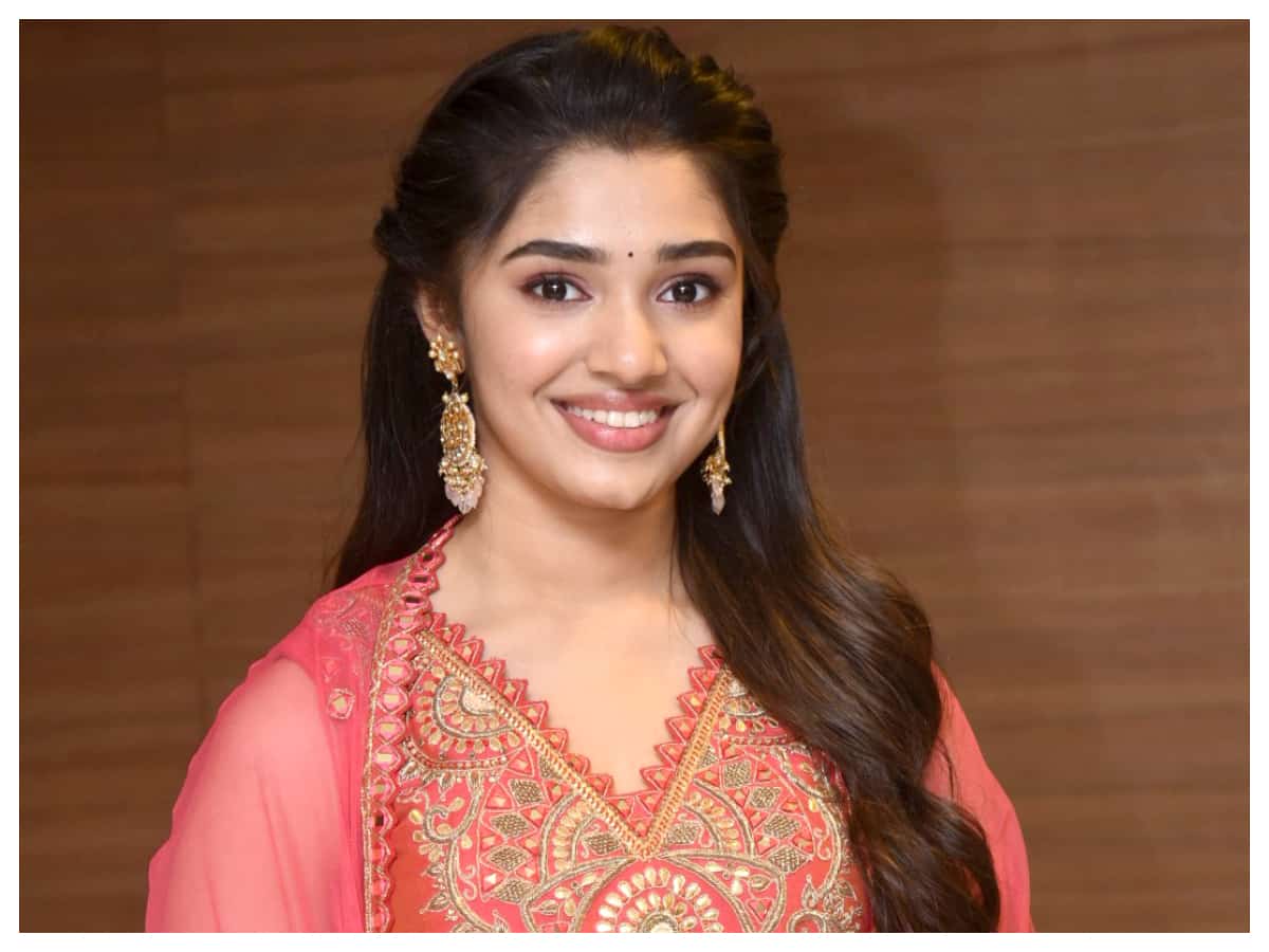 Krithi Shetty | నవ్వుతో కుర్రకారు హృదయాలను కొల్లగొడుతున్న కృతి శెట్టి..