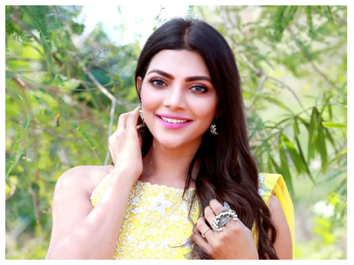 Lahari Shari | ఎల్లో కలర్‌ లంగా ఓణీలో బిగ్‌బాస్‌ బ్యూటీ లహరి శారీ..