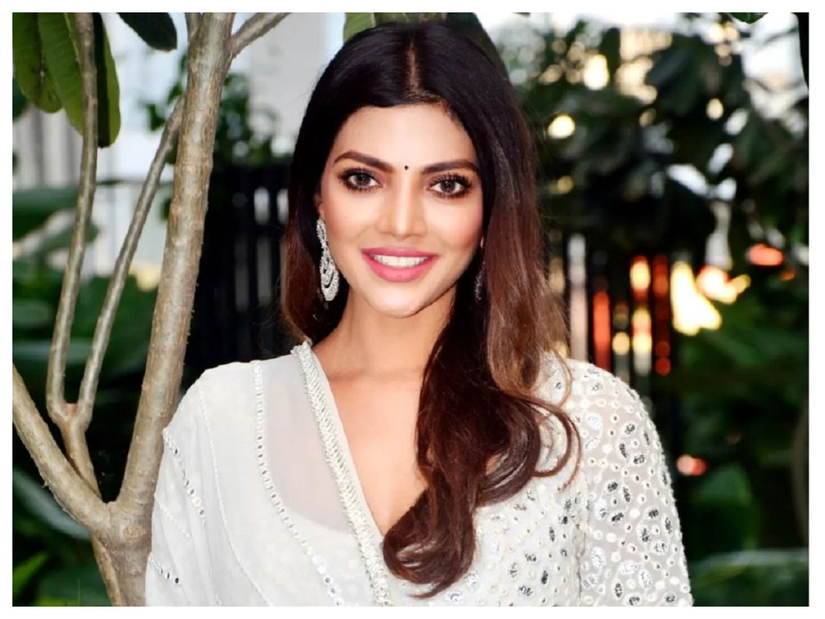 Lahari Shari |  వైట్ కలర్ డ్రెస్‌లో లహరి శారీ సొగసులు..