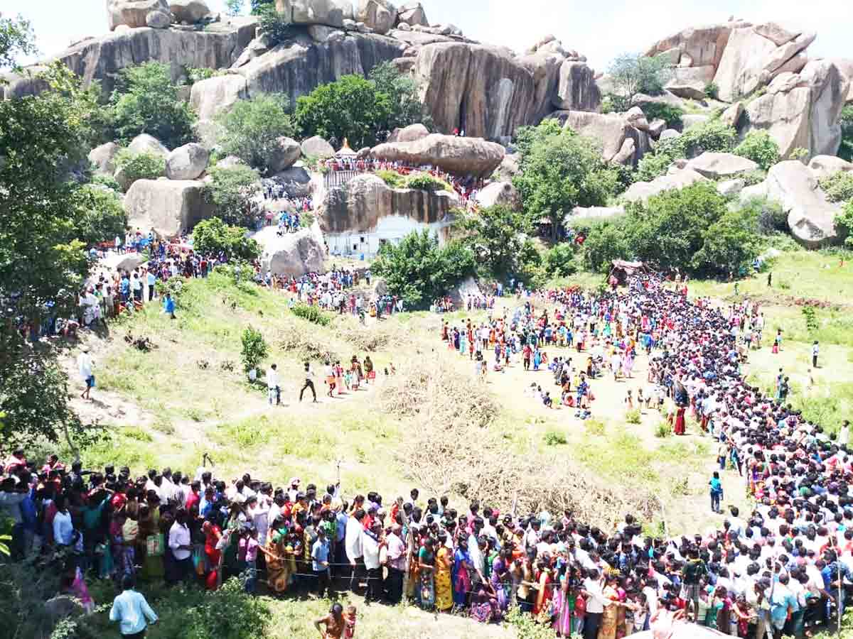 స్వయంభూగా వెలిసిన రామపాదం