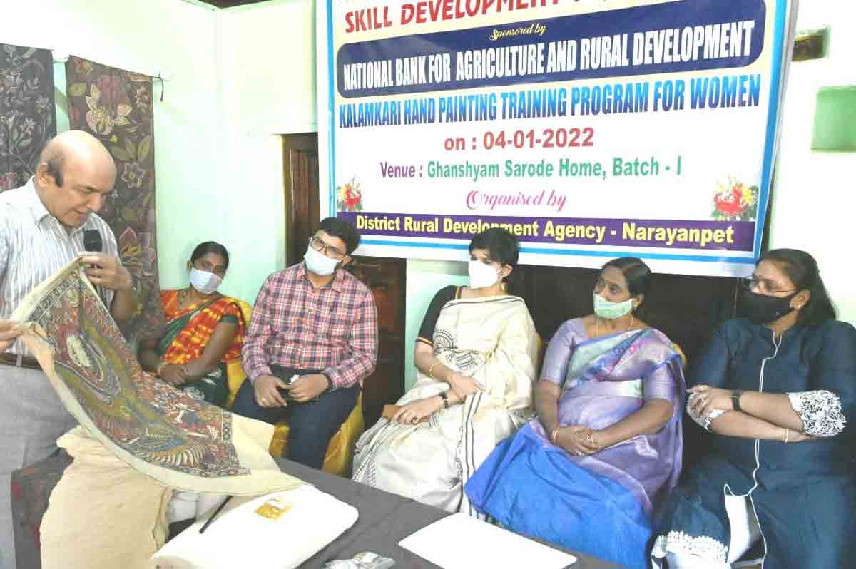 మహిళలు శిక్షణతో ఉపాధి పొందాలి