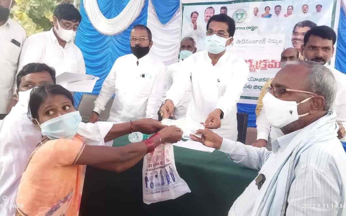 ఆడపడుచులకు సీఎం కేసీఆర్‌ పెద్దన్న