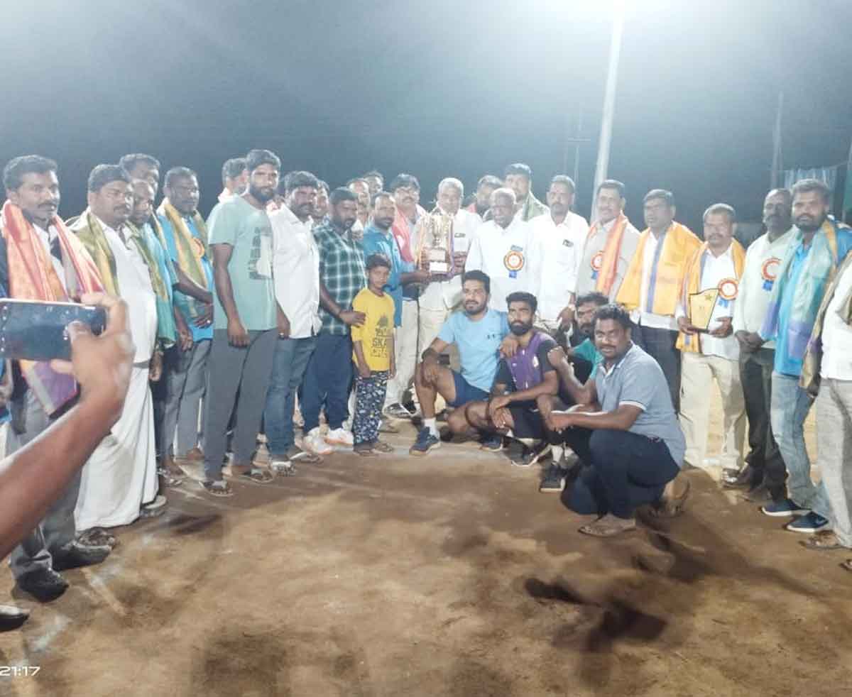 క్రీడాకారులను ప్రోత్సహించాలి