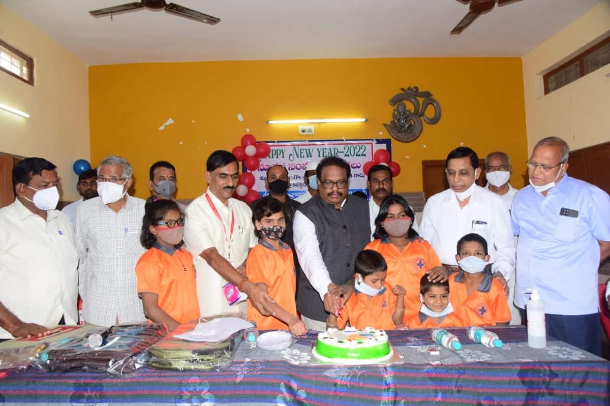 రెడ్‌క్రాస్‌ సొసైటీని ఆదర్శంగా నిలపాలి