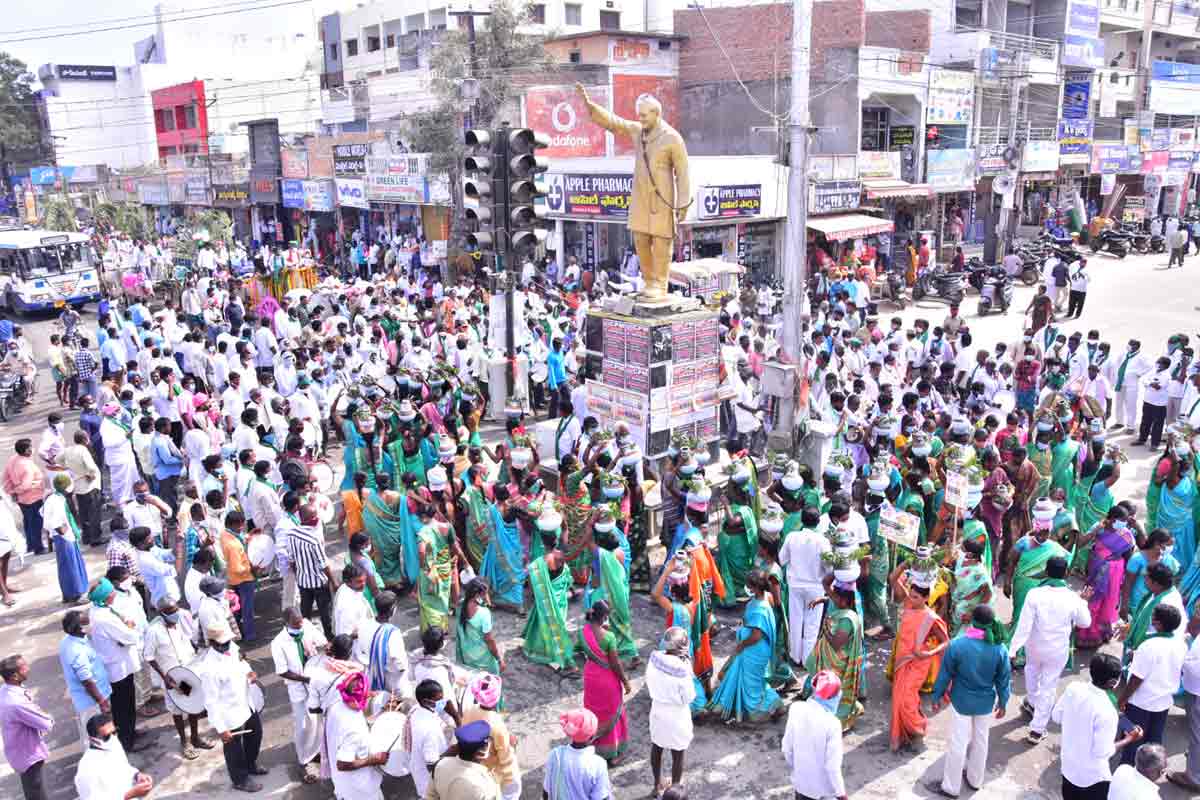 తెలివిలేని సర్కార్‌ దేశాన్ని ఏలుతుంది