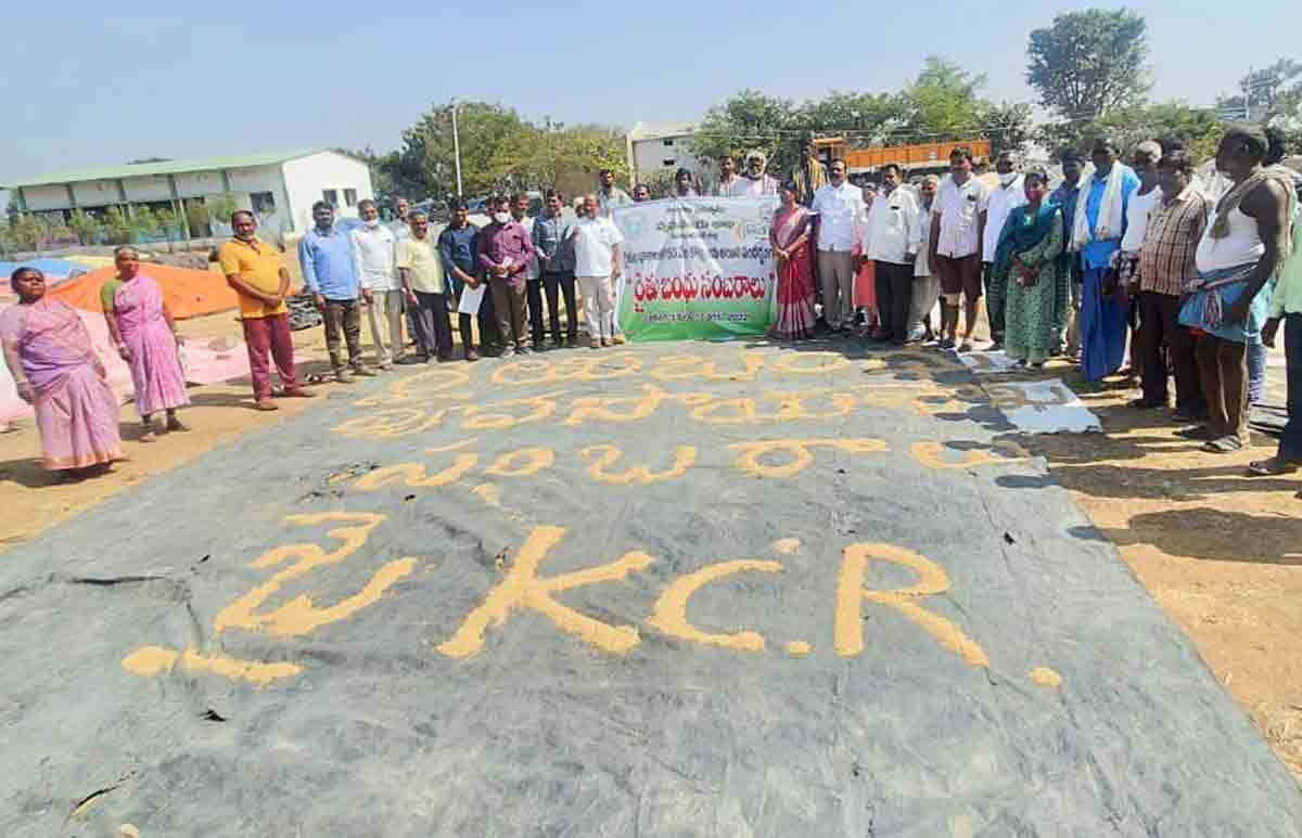 డప్పుకొట్టి.. డ్యాన్స్‌ చేసి అన్నదాతల ఆనందం