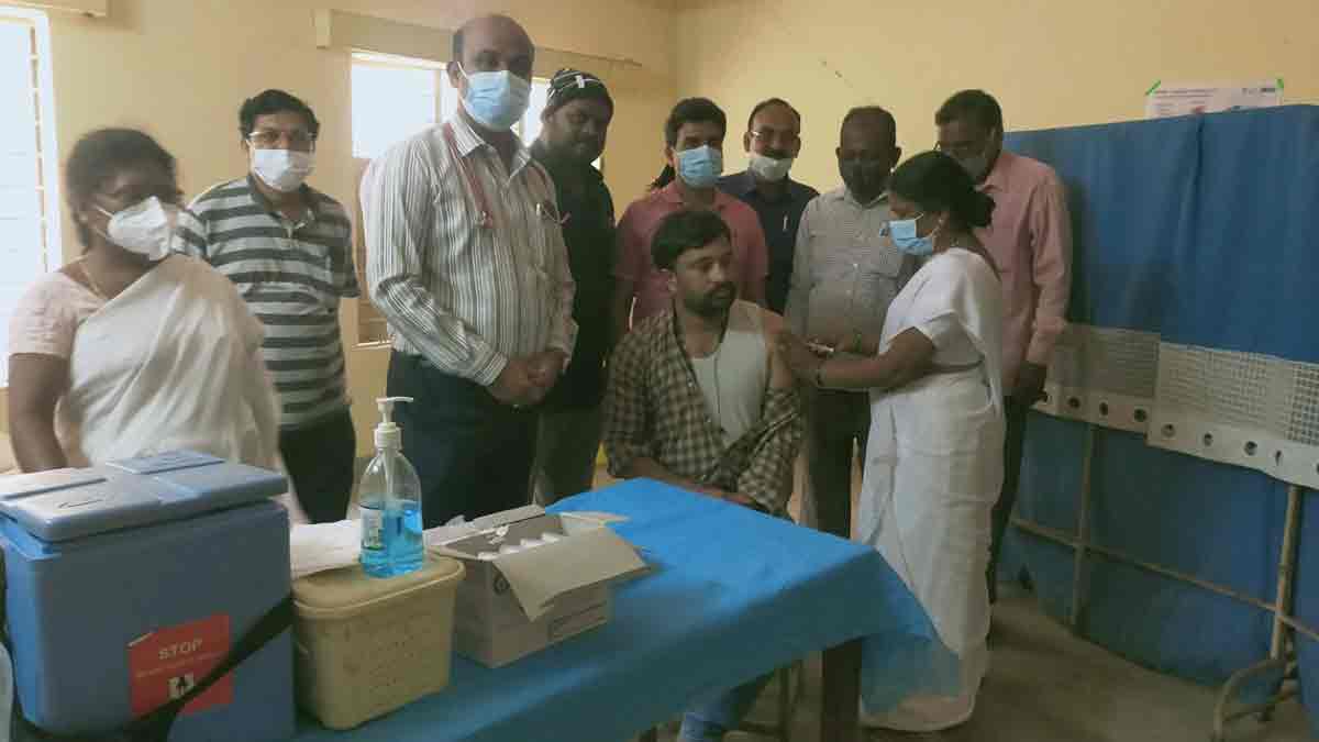 అర్హులందరూ బూస్టర్‌డోస్‌ వేసుకోవాలి