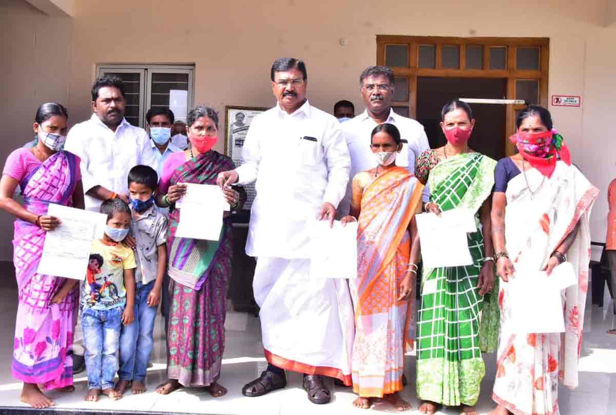 కార్యకర్తలకు అండగా టీఆర్‌ఎస్‌