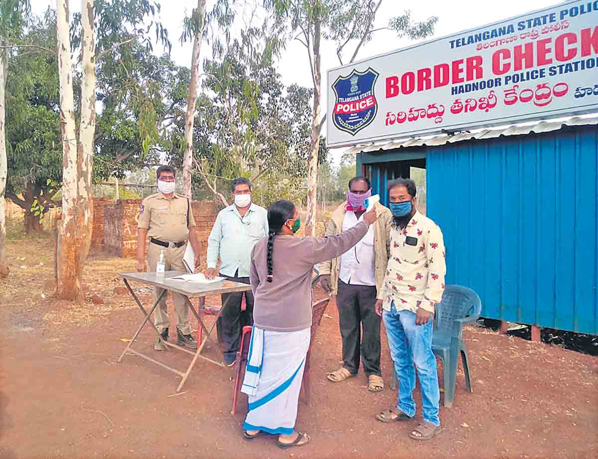 సరిహద్దు చెక్‌పోస్టులో ముమ్మరంగా థర్మల్‌ స్క్రీనింగ్‌