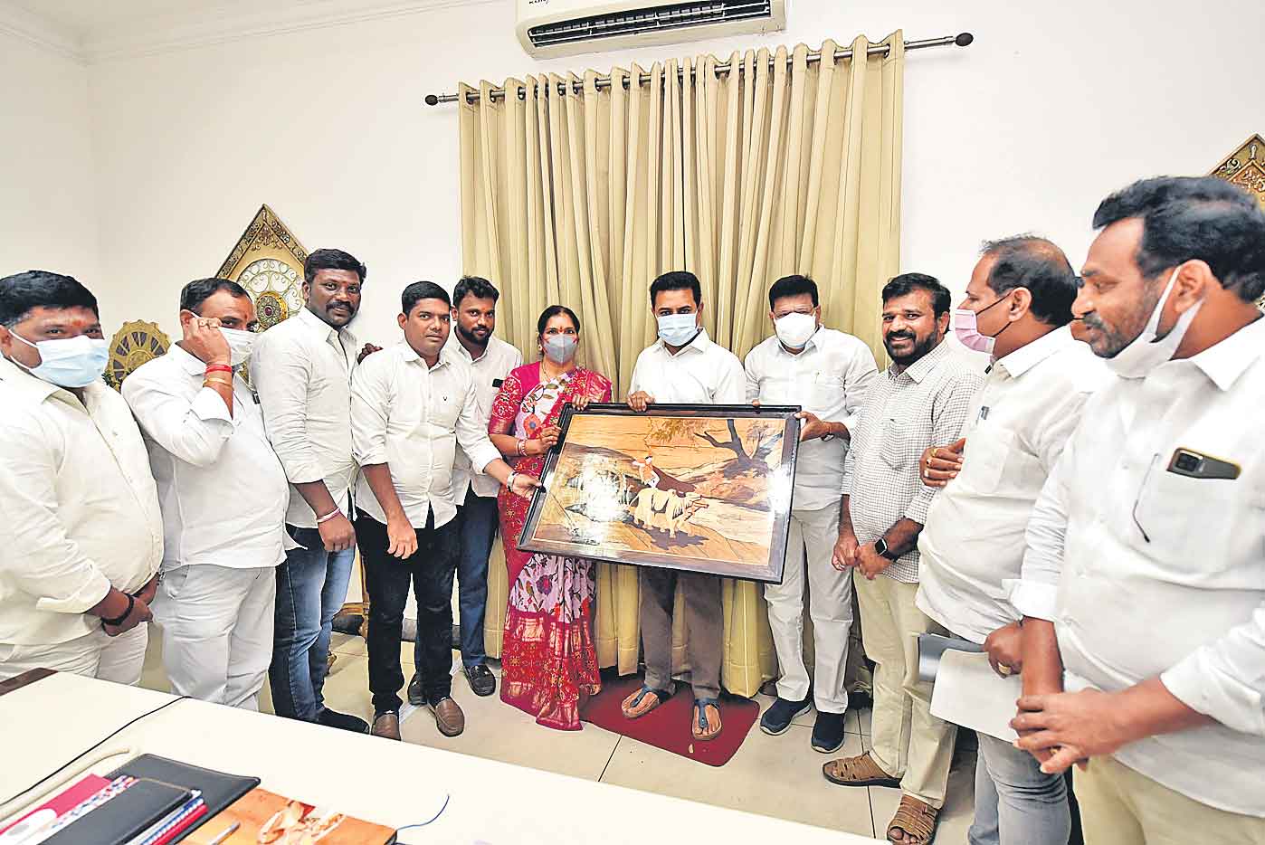 మంత్రి కేటీఆర్‌ను కలిసిన నాయకులు