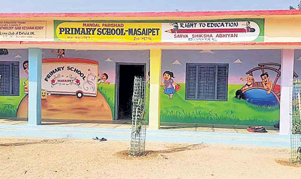 ప్రభుత్వ పాఠశాలకు గ్రామస్తురాలి చేయూత