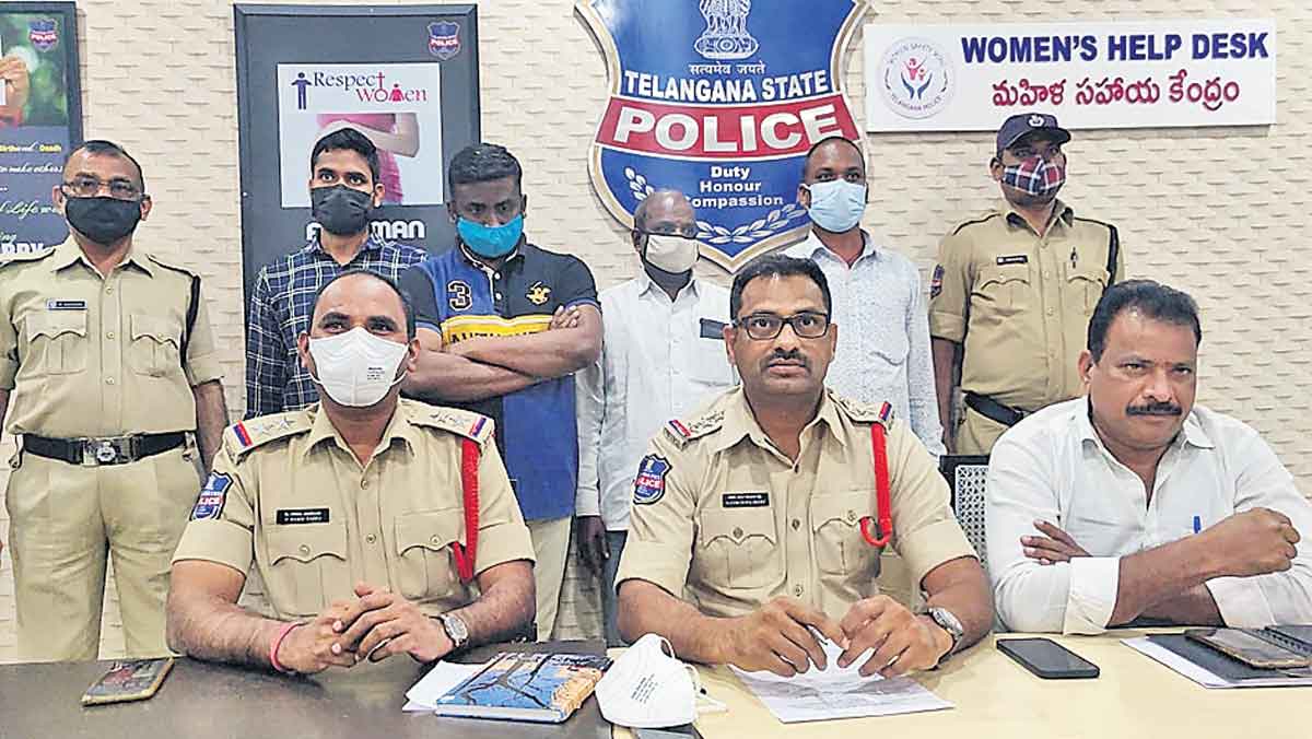 ఫోర్జరీ చేసిన వ్యక్తులు అరెస్టు