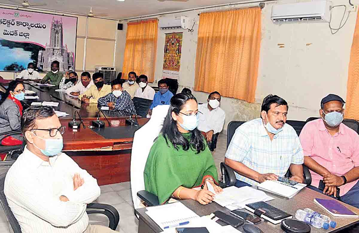 ప్రగతి పనులు త్వరితగతిన పూర్తి చేయాలి