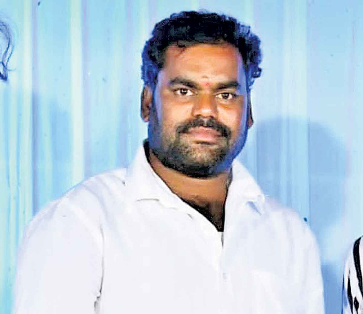 రియల్‌ ఎస్టేట్‌ వివాదంతో యువకుడి దారుణహత్య