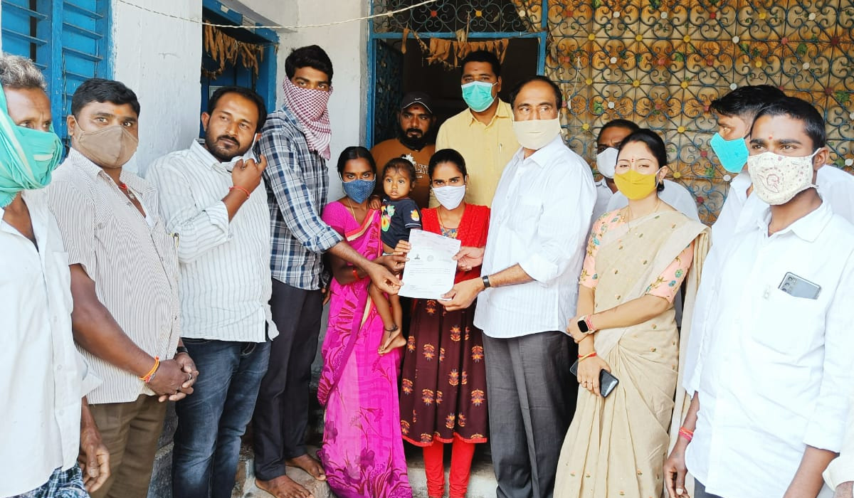 CM Relief Fund | ఇంటింటింకి వెళ్లి సీఎం సహాయనిధి చెక్కులు అందజేసిన టీఆర్‌ఎస్‌ ఎమ్మెల్యే