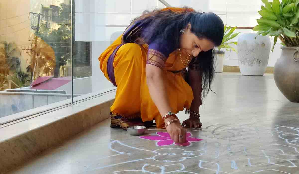 సంక్రాంతి సంబరాలు.. స్వ‌యంగా ముగ్గు వేసిన‌ ఎమ్మెల్సీ కవిత