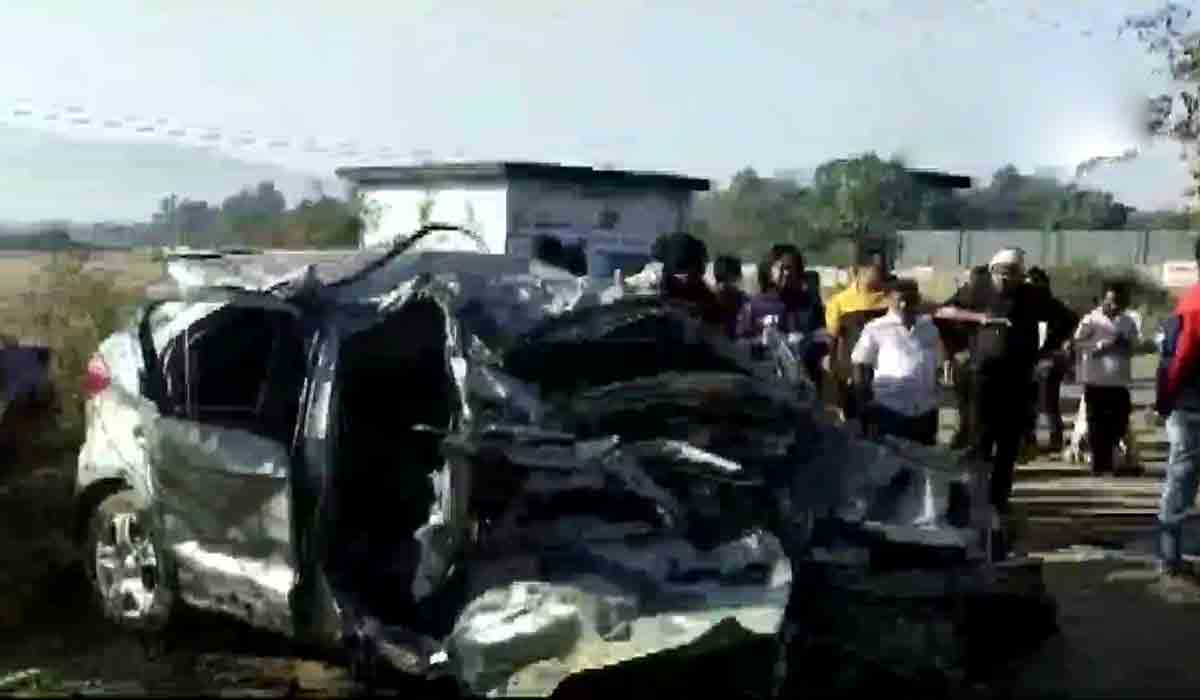 కంటైనర్‌ కిందికి దూసుకెళ్లిన కారు.. ఐదుగురు దుర్మరణం