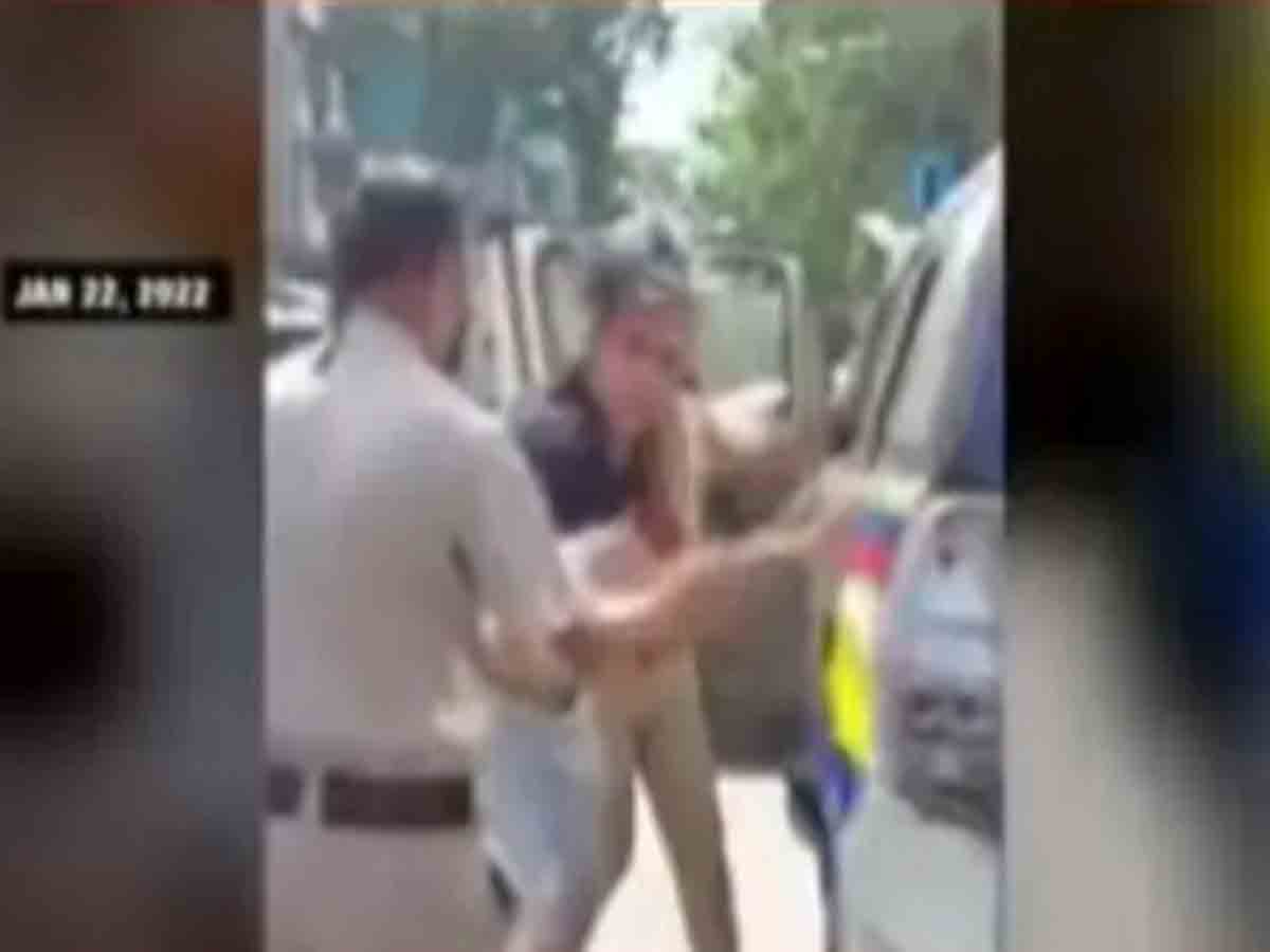 చెట్టు నరికివేతను ప్రశ్నించినందుకు… పర్యావరణ కార్యకర్తపై పోలీసులు జులుం