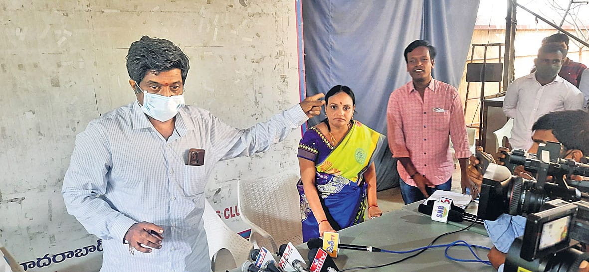 ఆవిడ.. మా ఆవిడే.. ఒక భార్య కోసం ఇద్దరు భ‌ర్త‌ల పోరాటం..