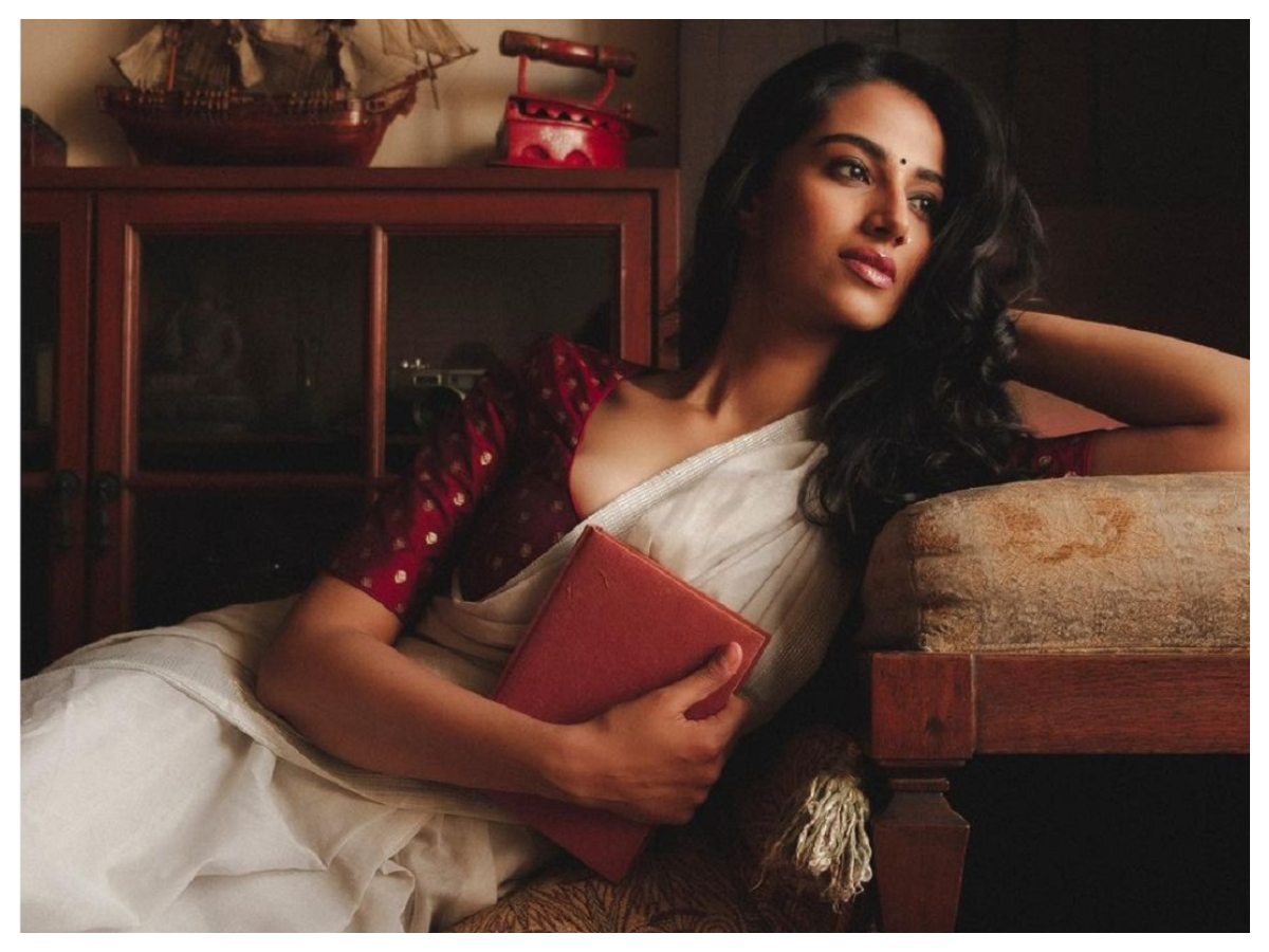 Meenakshi Chaudhary | అందంతో కవ్విస్తున్న ఖిలాడి బ్యూటీ మీనాక్షి చౌదరి..