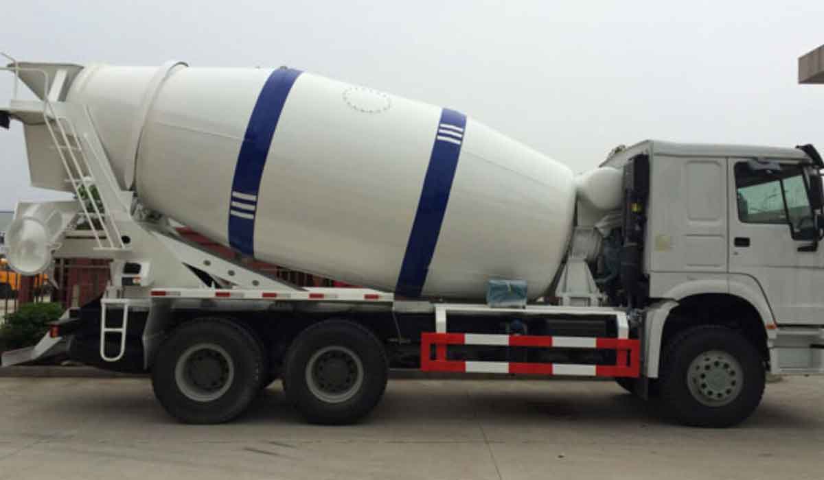 అర్ధ‌రాత్రి కాంక్రీట్ మిక్స‌ర్ లారీ బీభ‌త్సం.. మెట్టుగూడ‌లో మెట్రో పిల్ల‌ర్‌ను ఢీకొట్టి బోల్తా