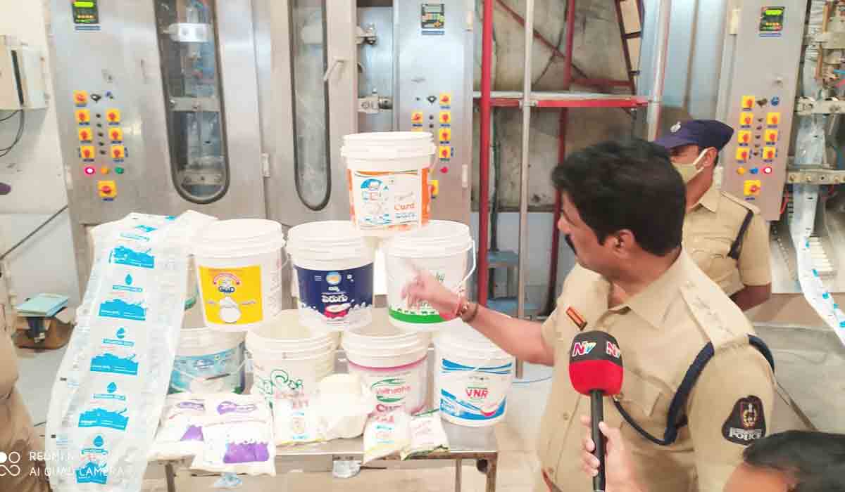 పటాన్చెరులో కల్తీ పాల సెంటర్పై పోలీసుల దాడి