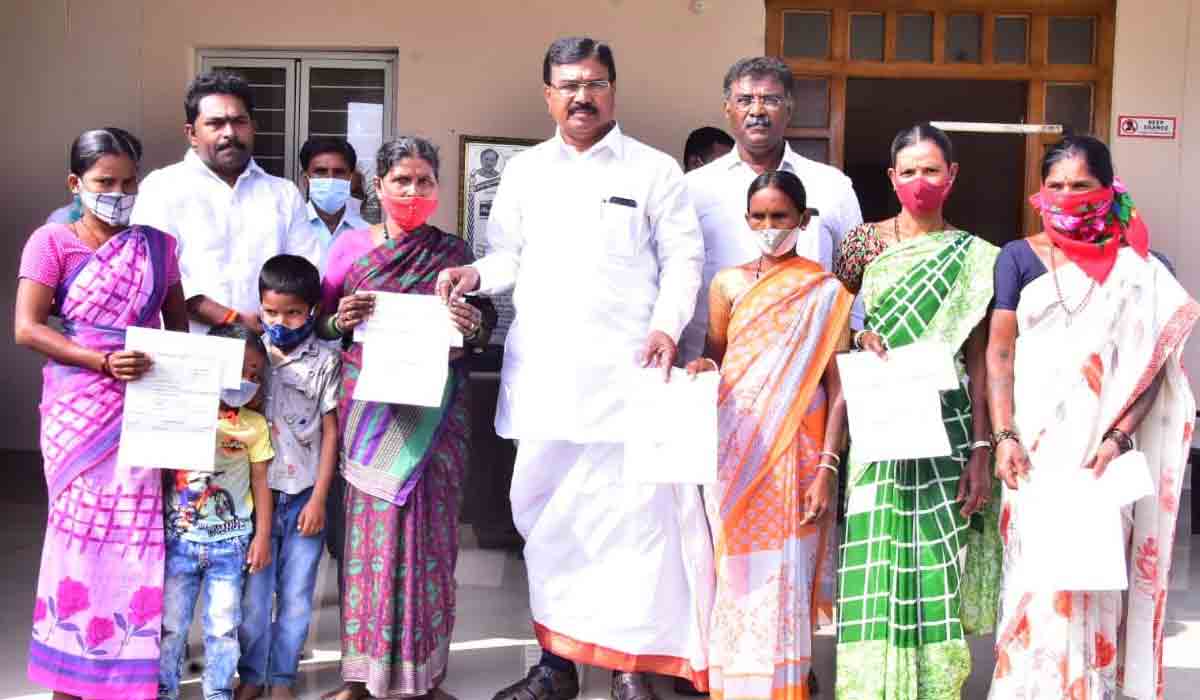 మరణించిన పార్టీ కార్యకర్తల కుటుంబాలకు టీఆర్ఎస్ అండ.. రూ.2 లక్షల ఆర్థిక సాయం అందజేసిన మంత్రి