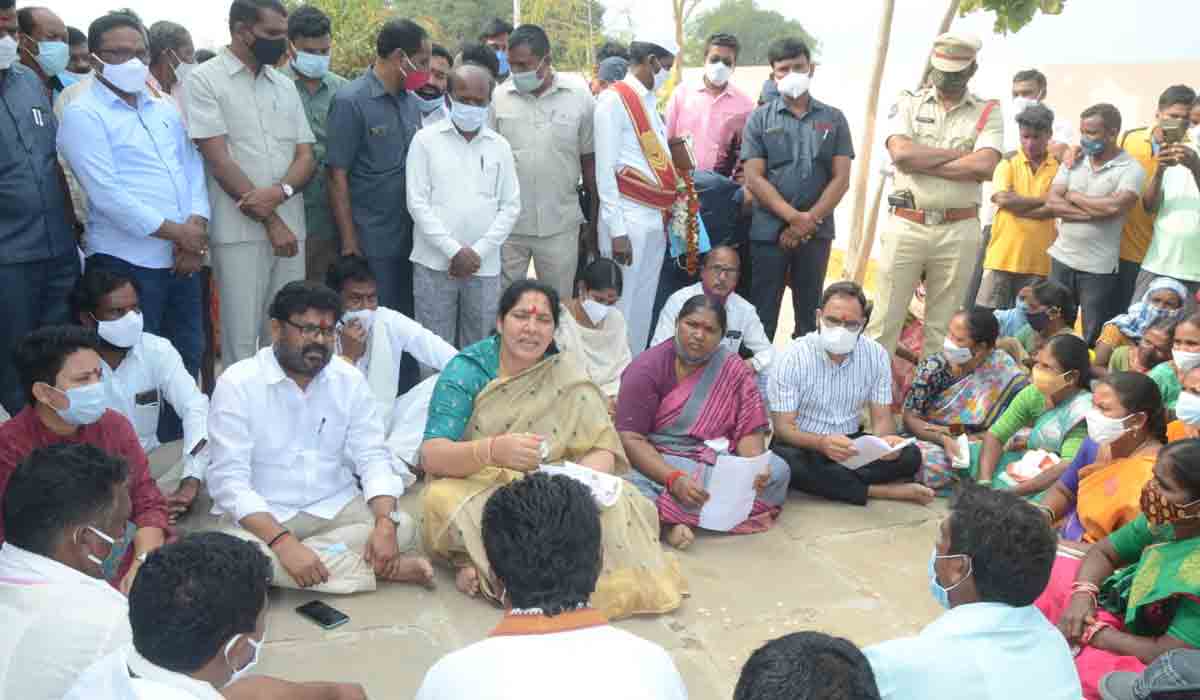 పగిడిద్దరాజు దేవాల‌య అభివృద్ధికి రూ. 32 ల‌క్ష‌లు : మంత్రి స‌త్య‌వ‌తి