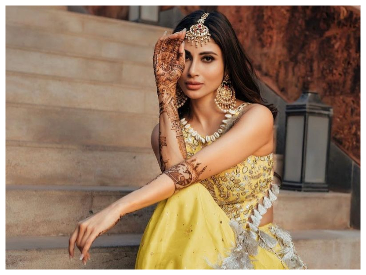 Mouni Roy | ఎల్లో కలర్ డ్రెస్‌లో మౌనీ రాయ్‌ స్టన్నింగ్ ఫొటో షూట్..