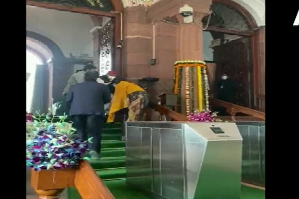 Mulayam Blessings: కేంద్ర మ‌హిళామంత్రిని ఆశీర్వ‌దించిన ములాయంసింగ్ యాద‌వ్‌.. వీడియో