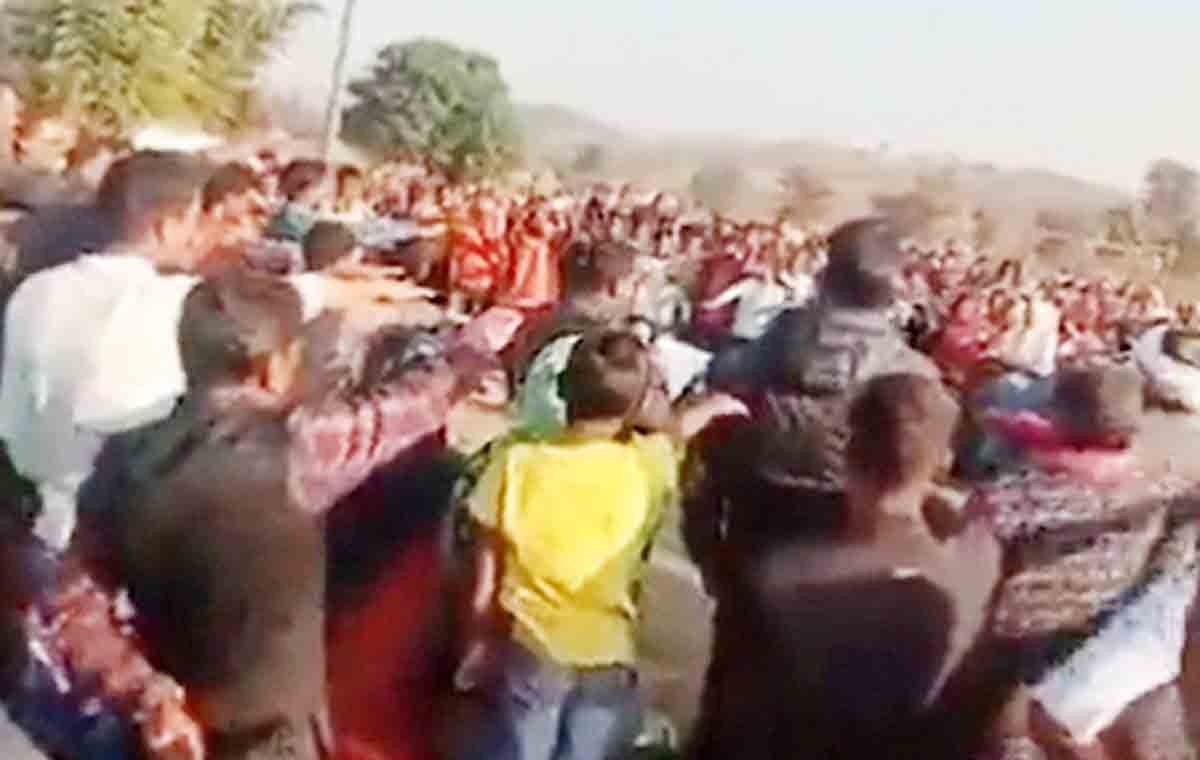 ముస్లింలను బహిష్కరించిన గ్రామస్థులు