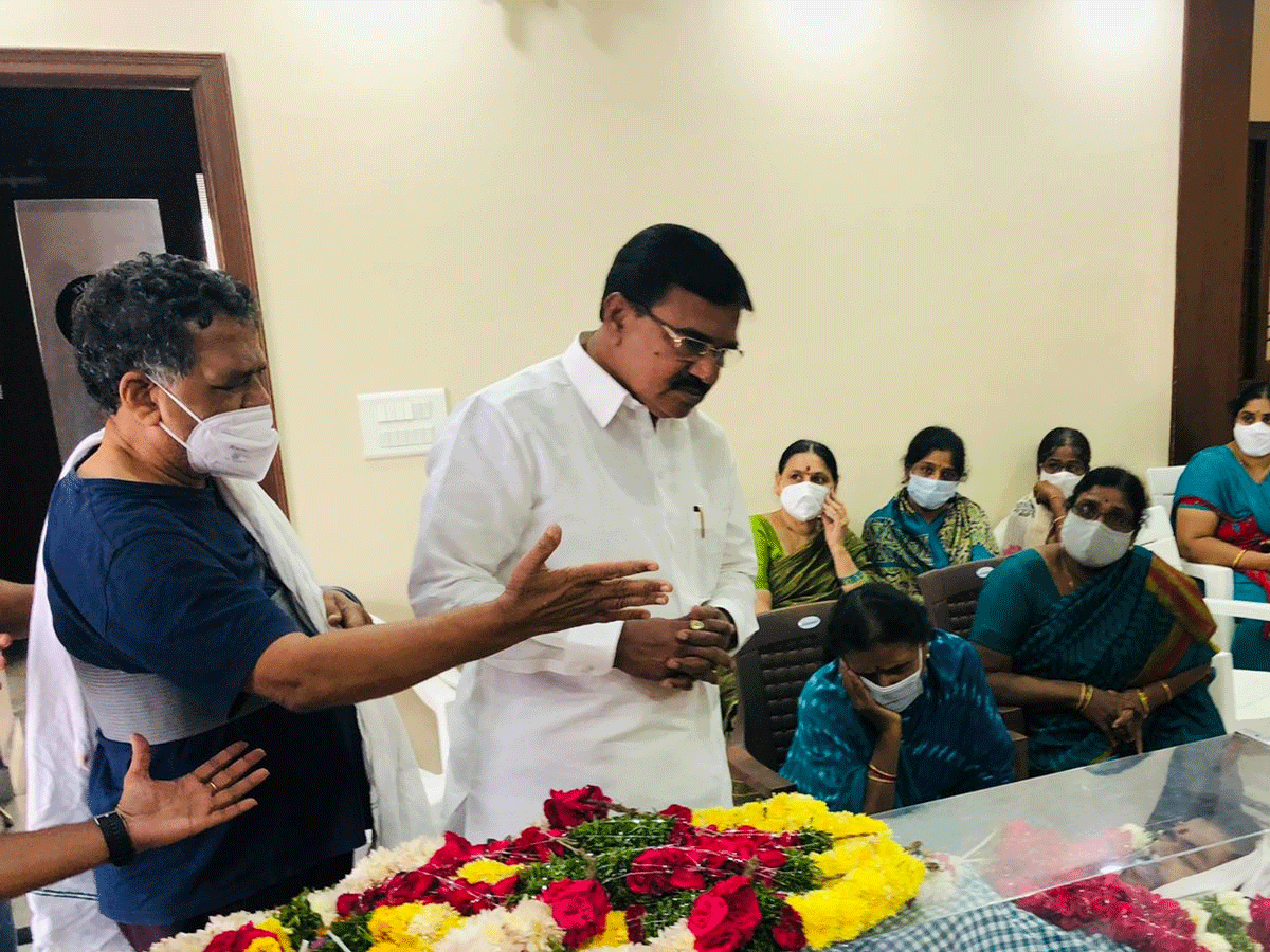 నాగార్జున రెడ్డికి నివాళులు అర్పించిన మంత్రులు నిరంజన్‌రెడ్డి, శ్రీనివాస్‌ గౌడ్‌