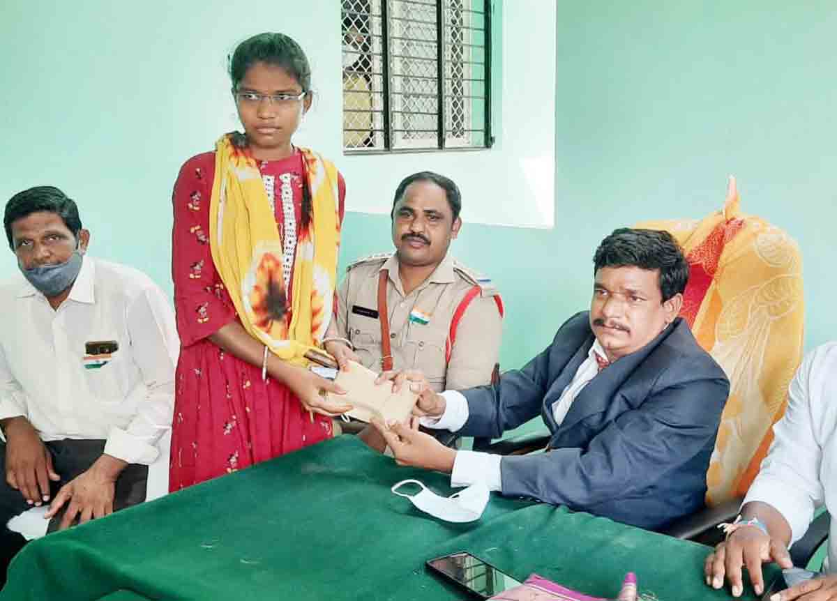 ఆపన్నులకు అండగా తాసీల్దార్‌ శ్రీనివాస్‌