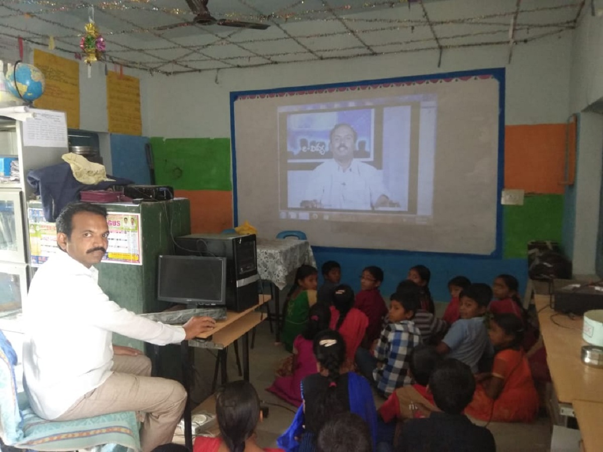 కార్పొరేట్‌కు దీటుగా..మొల్కచర్ల ప్రాథమికోన్నత పాఠశాల