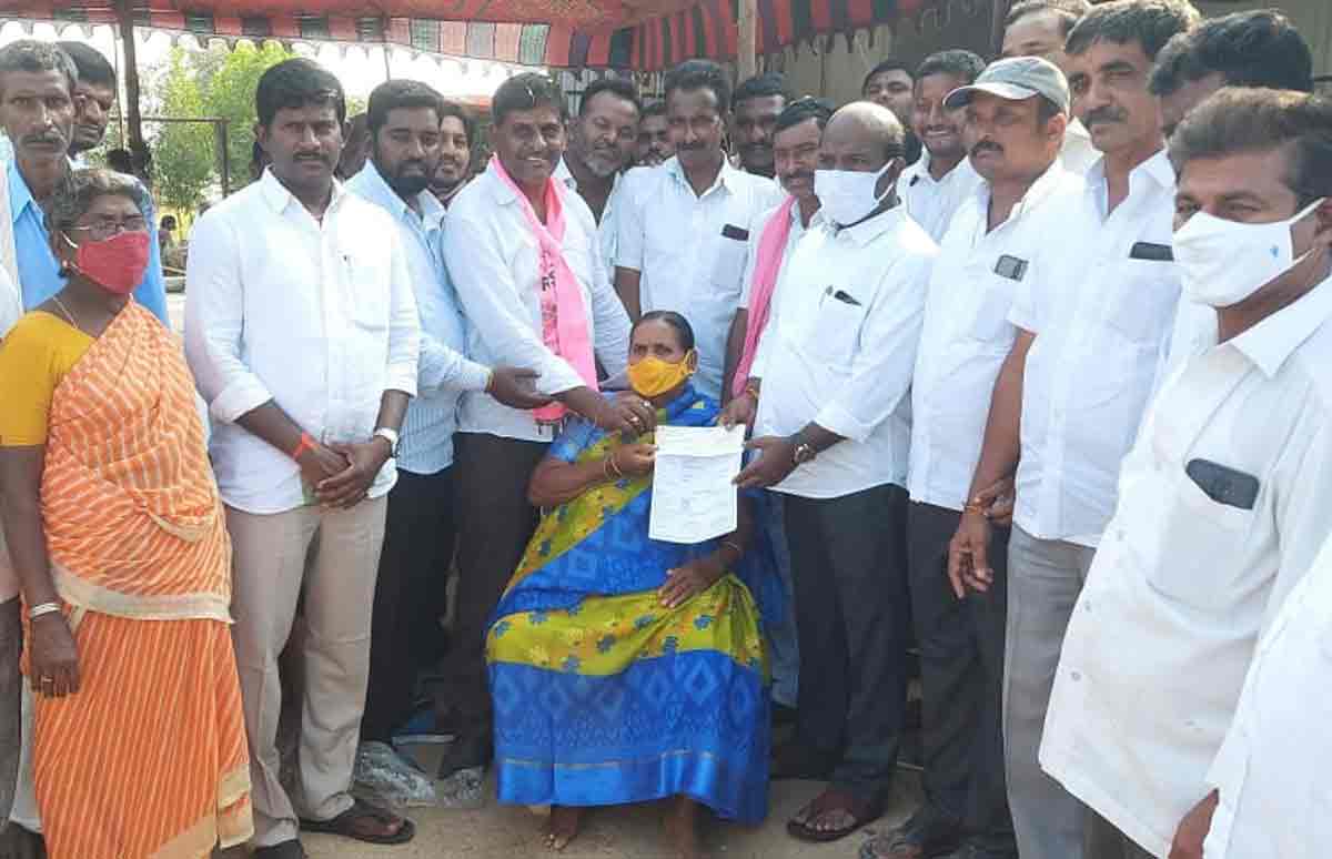 కార్యకర్తలకు అండగా టీఆర్‌ఎస్‌