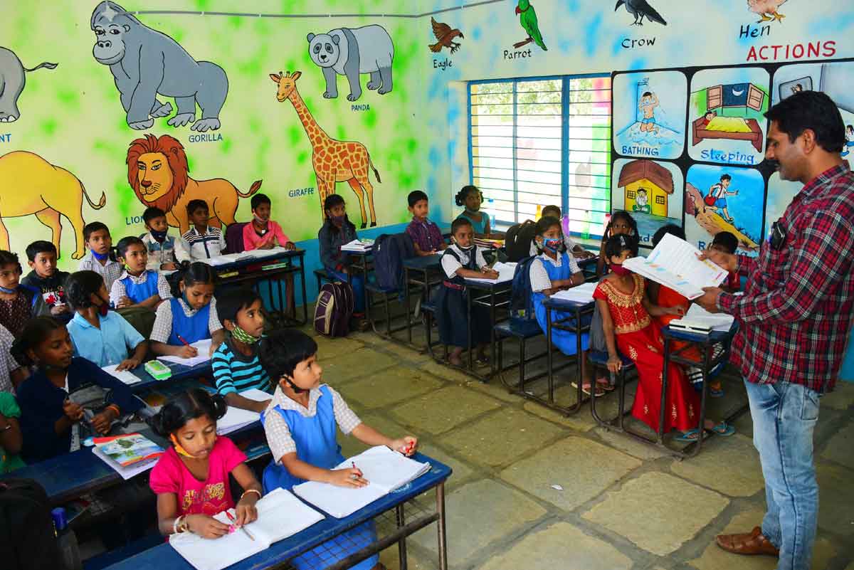 ఆ ఊళ్లో అంతా..సర్కారు బడికే!