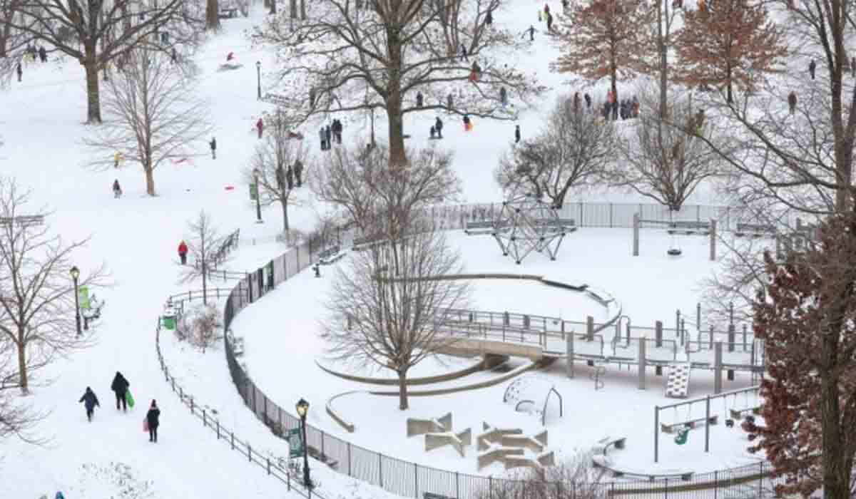 అమెరికాలో హిమోత్పాతం.. గుట్టలుగా పేరుకుపోయిన మంచు