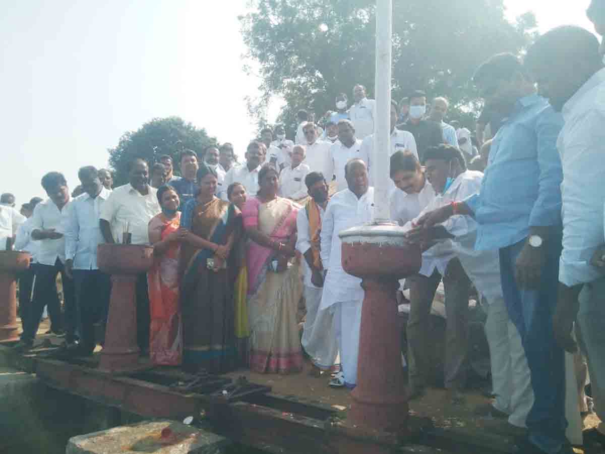 పోచారం ప్రాజెక్టు నుంచి నీటి విడుదల