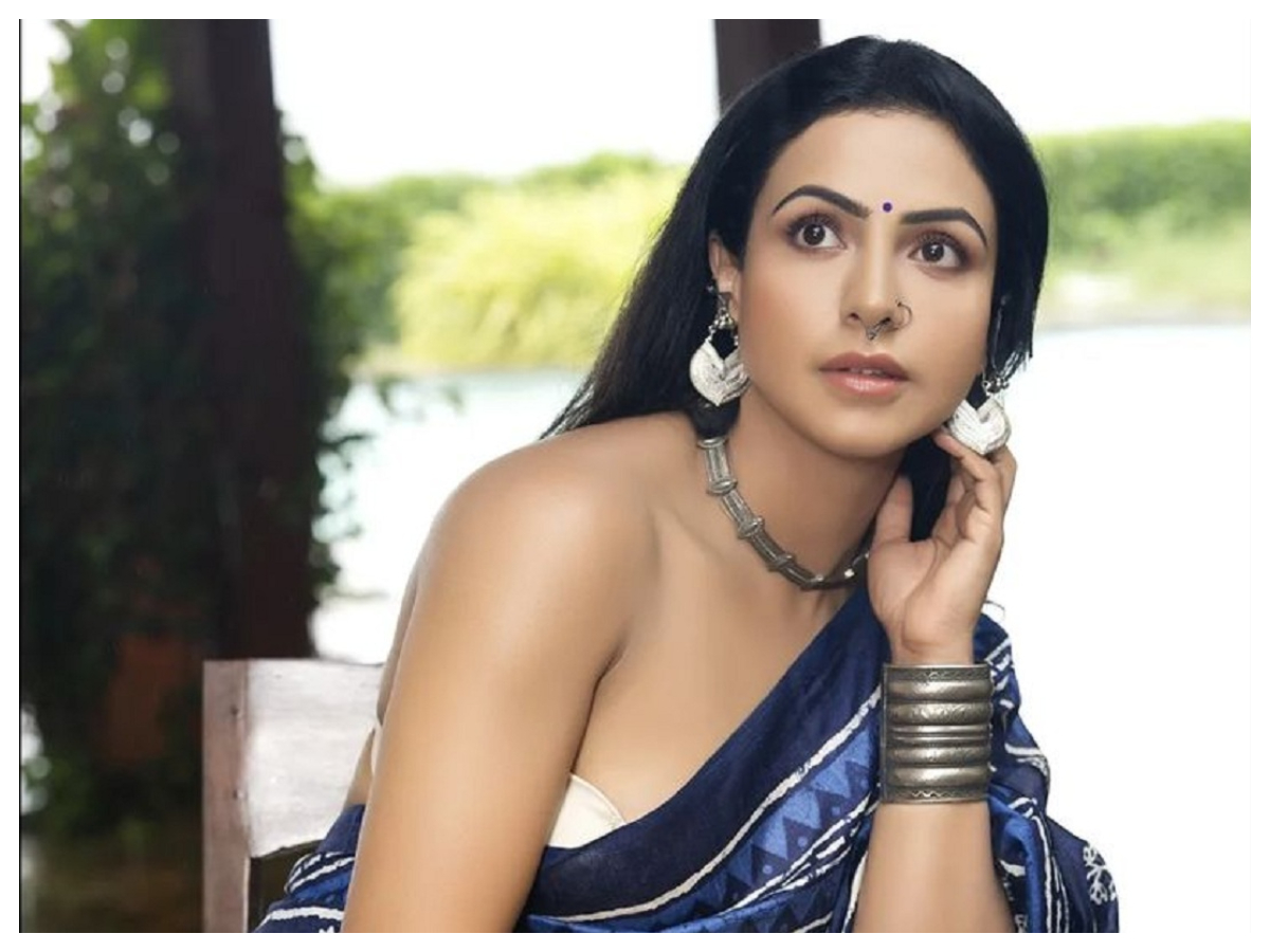 Nandini Rai | చీరకట్టులో నందిని రాయ్‌ హొయలు..