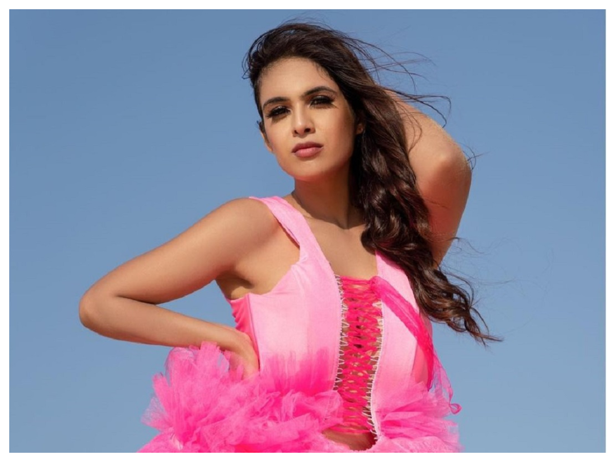 Neha Malik | గులాబీ డ్రెస్‌లో నేహా మాలిక్ అందాలు అదరహో..