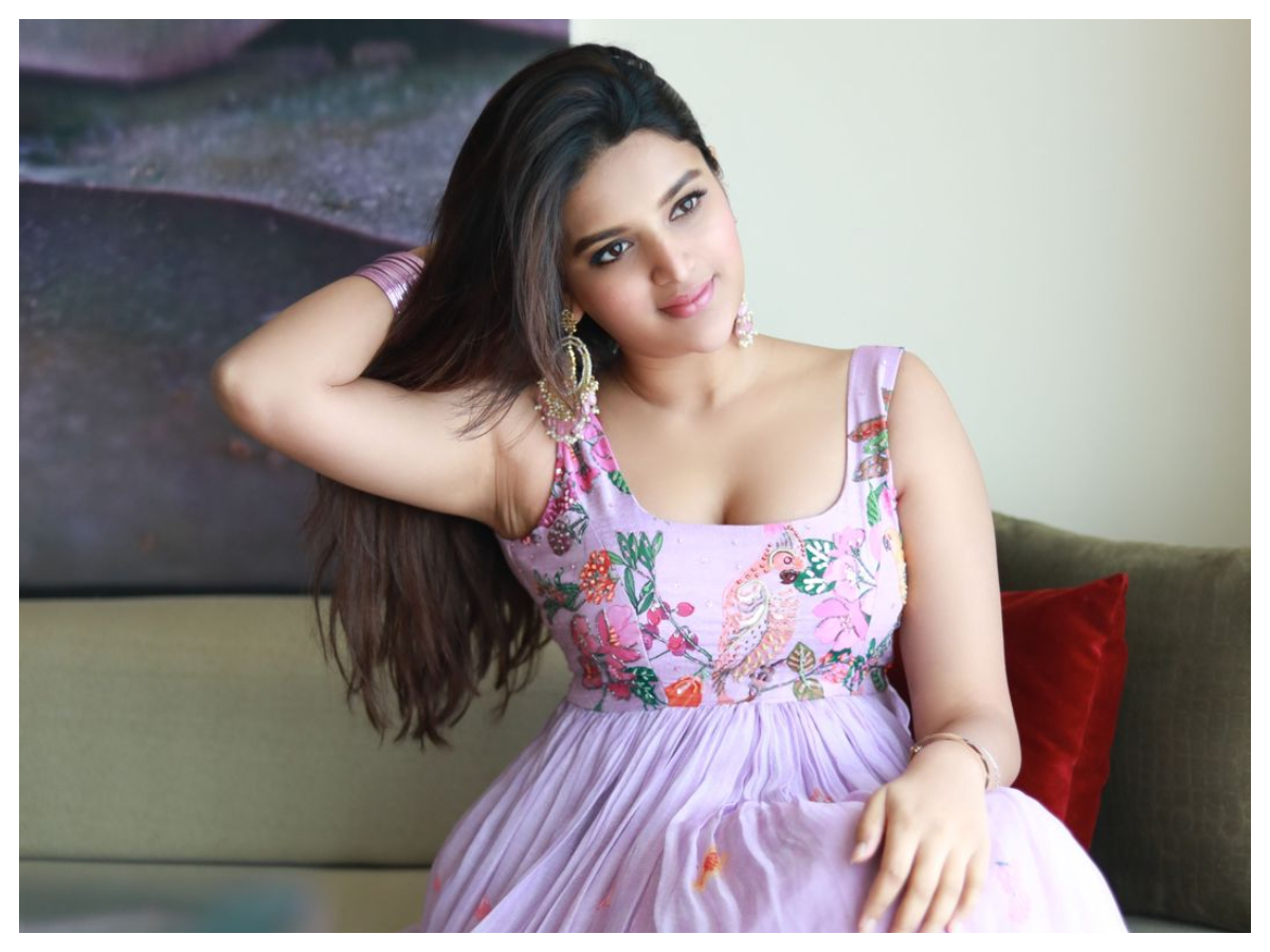 Nidhhi Agerwal | నిధి అగర్వాల్ గ్లామర్ షోకు కుర్రకారు ఫిదా..