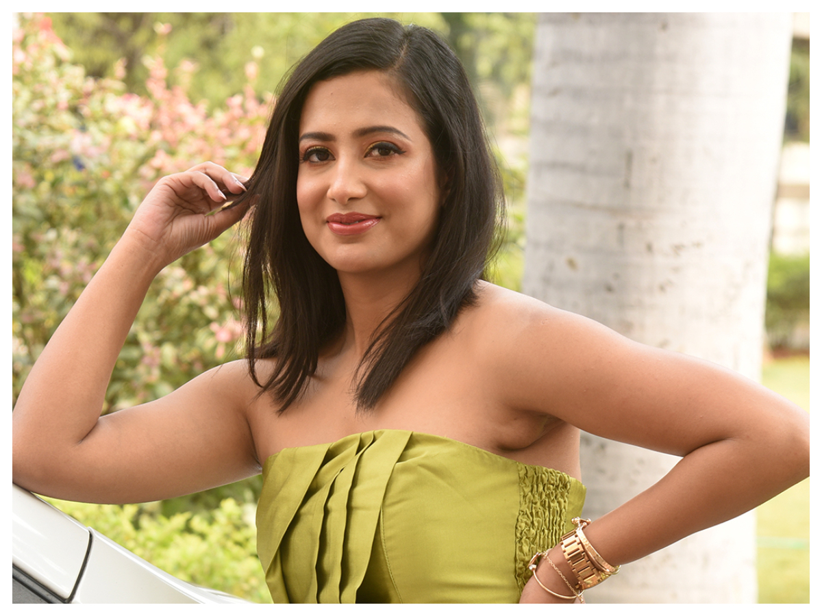 Niviksha Naidu | బిహైండ్ సమ్ వన్ మూవీ టీజర్ లాంఛ్ ఈవెంట్‌లో నివిక్ష నాయుడు..