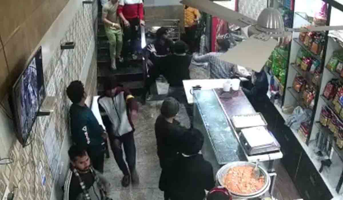 మ‌ద్యం మ‌త్తులో రెస్టారెంట్ సిబ్బందిపై దాడి.. వీడియో